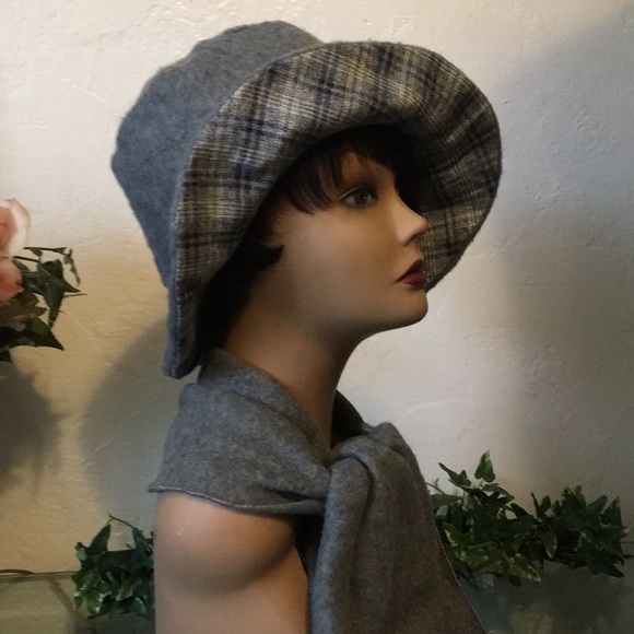 Reversible Wool Hat and Scarf Set - Picture 3 of 6